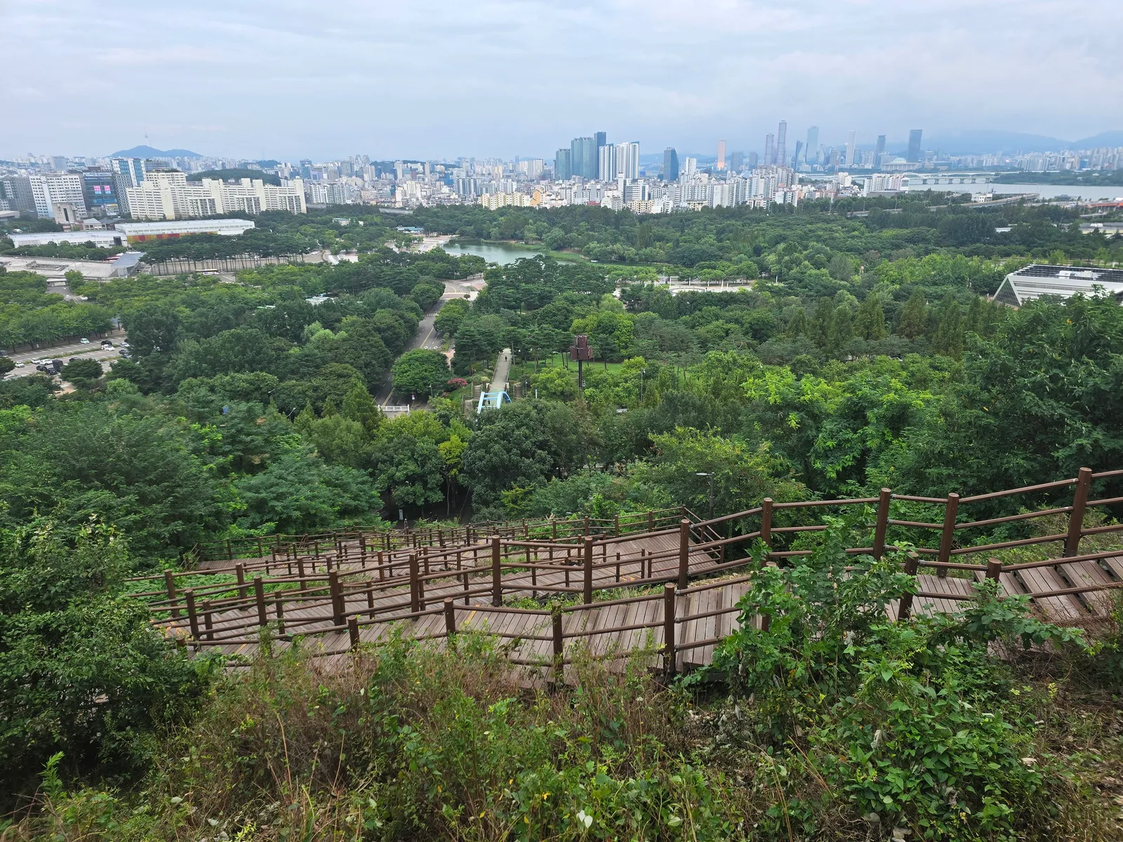 하늘공원 전망 데크에서 내려다본 서울 도심 전경