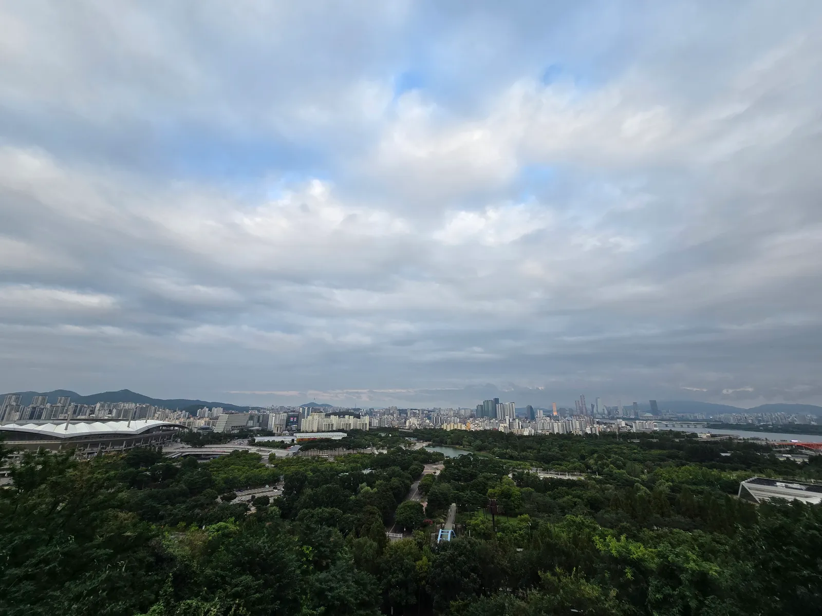 하늘공원 전망대에서 내려다본 상암동 일대
