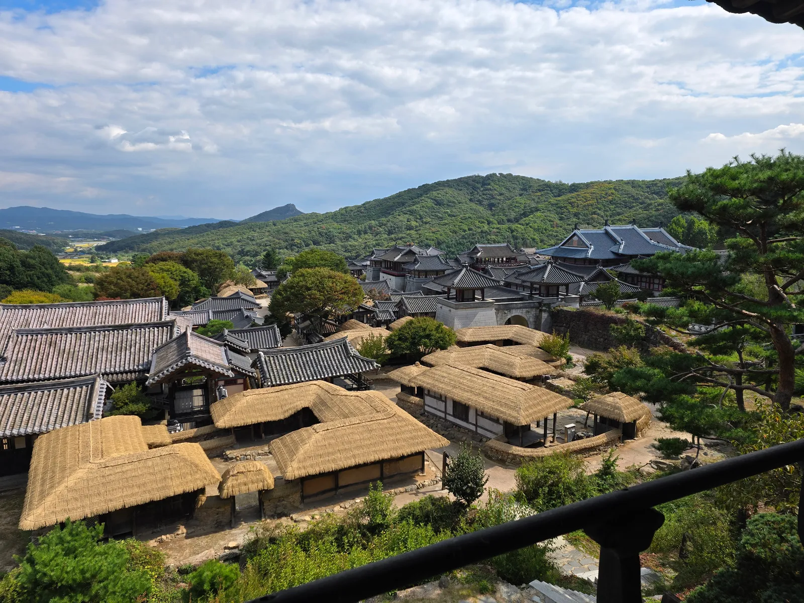 용인 대장금파크 무량수전에서 바라본 마을 풍경